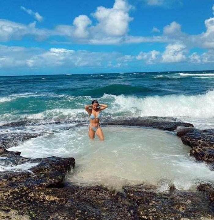 Sở hữu 1,5 triệu follow trên Instagram, người đẹp 9x luôn "chiêu đãi" người hâm mộ những shoot hình khoe sắc vóc gợi cảm gây mê