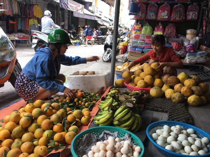 Trong đó, mặt hàng cam Canh, bưởi Diễn, cam Vinh… được bày ở vị trí bắt mắt để khách dễ thấy và mua hàng.