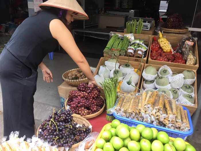 Đại diện chợ đầu mối nông sản thực phẩm Thủ Đức cho hay, ngoại trừ hai mặt hàng quýt tiều và táo Fuji Hàn Quốc không có hàng cả tháng nay, các loại trái cây khác vẫn về chợ đều, giá ổn định, nhiều loại có xu hướng giảm từ 2.000 – 5.000 đồng/kg, như: cam sành, thanh long, mãng cầu tròn, bưởi da xanh, bưởi Năm Roi, xoài cát Hòa Lộc...