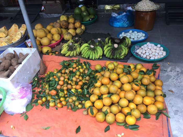 Tại chợ Căn Cứ 26 (Q.Gò Vấp), cam Canh có giá 50.000-55.000 đồng/kg, cam xoàn 35.000-40.000 đồng/kg, cam sành 15.000-20.000 đồng/kg; cam Cao Phong (Hòa Bình) 35.000 đồng/kg... 