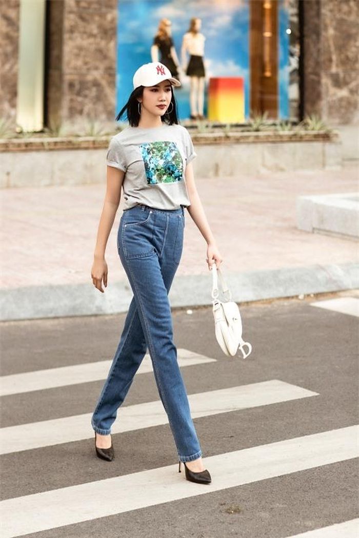 Quần jeans ôm tôn lên đôi dài của Thúy Ngân.