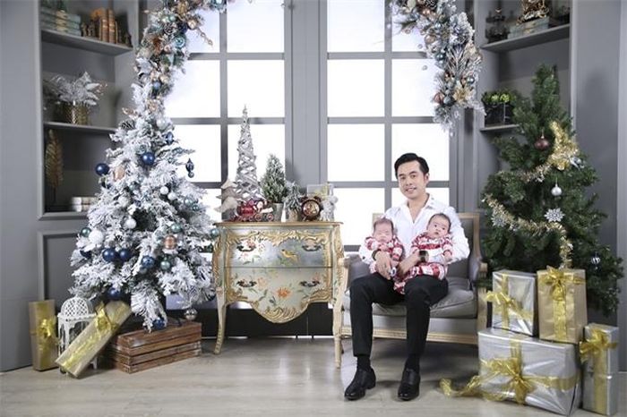 Hai bé Mickey và Jerry được hai tháng tuổi, lần lượt nặng 6,5 kg và 6, kg. Kể từ khi trở thành 'ông bố bỉm sữa', anh quen miệng nói 'trộm vía' mỗi lần kể về các con.