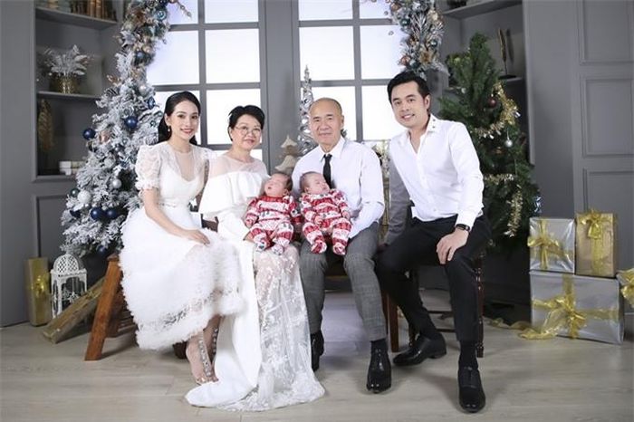 'Ông bà ngoài 60 tuổi nhưng khỏe mạnh và rất mê chăm cháu', Dương Khắc Linh bảo. Cặp sinh đôi nhà anh là cháu đầu lòng nên được mọi người đón chờ và chiều chuộng.