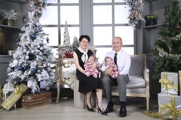 Mẹ của Dương Khắc Linh đã nghỉ hưu còn bố anh tìm niềm vui với sở thích chụp ảnh thiên nhiên, cuộc sống ở Hà Lan. Sắp tới, cả hai sẽ nán lại Việt Nam khoảng vài tháng để phụ con trai, con dâu nuôi dạy các cháu.