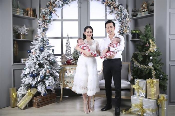 Trong bối cảnh đầy khó khăn, nam nhạc sĩ thấy may mắn vì cả nhà được bên nhau, ai nấy đều bình yên. 'Tôi chỉ tiếc một điều là em gái và em trai vẫn ở nước ngoài, phải đón Noel buồn vì thành phố phong tỏa', anh chia sẻ.