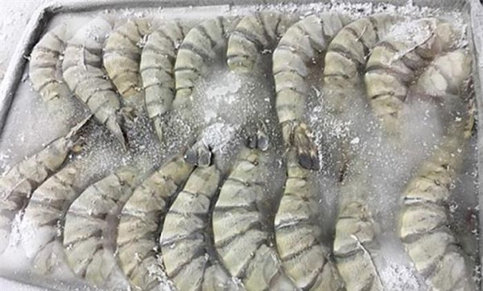 Vậy thực tế lớp băng đá trên bề mặt các khay tôm được bán trong siêu thị là gì? Nó có thực sự là công cụ để người bán tăng cân nặng cho khay tôm để kiếm lời bất chính?