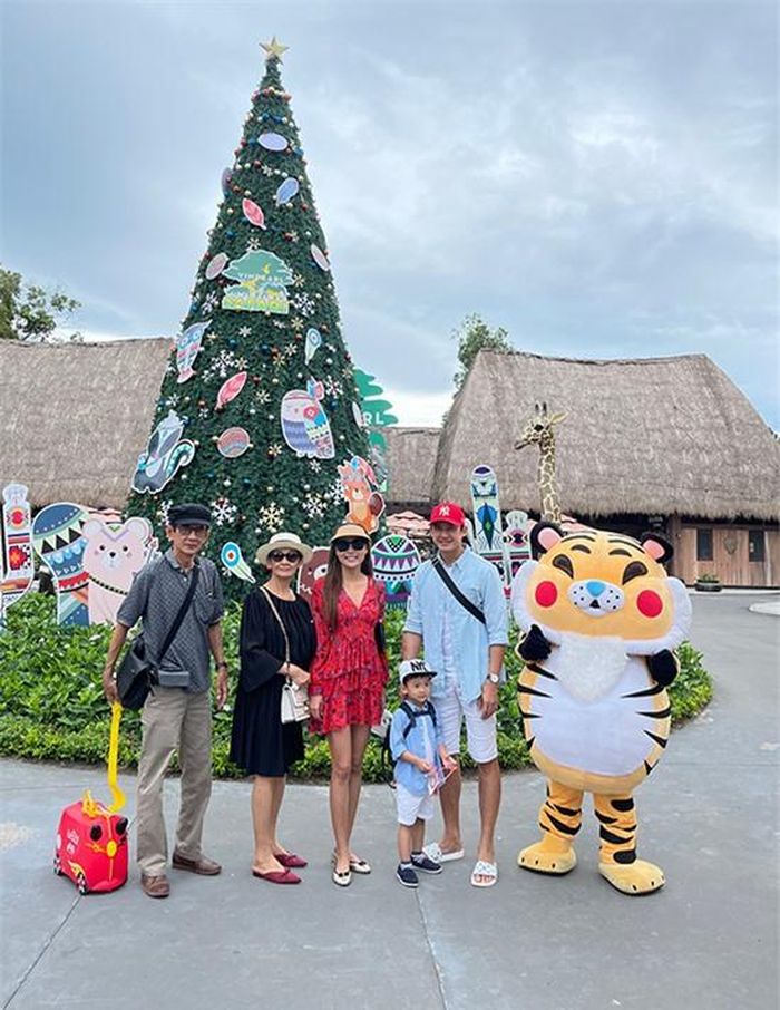 Đi cùng Thúy Diễm - Lương Thế Thành còn có bố mẹ chồng cô. Ông bà sống cùng giúp vợ chồng nữ diễn viên chăm sóc bé Bảo Bảo từ khi cậu nhóc vài tháng tuổi.