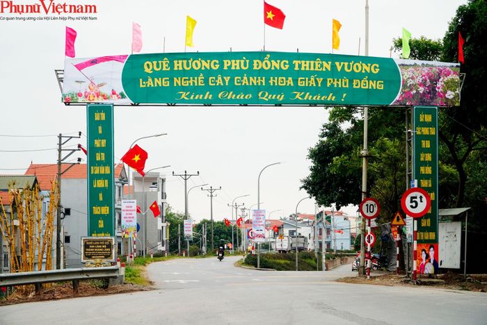 Không chỉ đóng góp trong việc xóa đói giảm nghèo, mới đây, việc phát triển cây hoa giấy trên địa bàn đã góp phần đưa Phù Đổng trở thành 1 trong 2 xã đầu tiên của huyện Gia Lâm về đích nông thôn mới nâng cao trong năm 2020