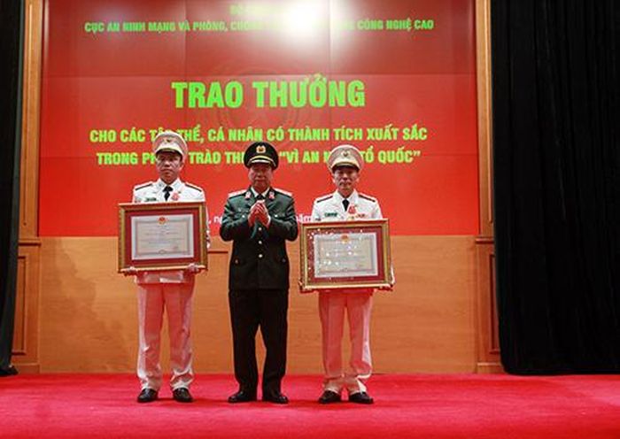 Thừa ủy quyền của Chủ tịch nước, Thứ trưởng Bùi Văn Nam trao Huân chương Chiến công hạng Nhì và Huân chương Chiến công hạng Ba cho các cá nhân. 
