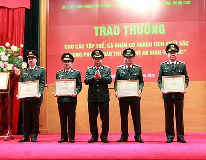 Thứ trưởng Bùi Văn Nam trao Bằng khen của Ban thường vụ Đảng ủy Công an Trung ương cho các đồng chí lãnh đạo Cục An ninh mạng và PCTP sử dụng công nghệ cao. 