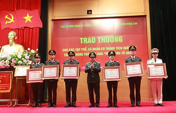 Thừa ủy quyền của Thủ tướng Chính phủ, Thứ trưởng Bùi Văn Nam trao Bằng khen của Thủ tướng Chính phủ cho các tập thể và cá nhân. 
