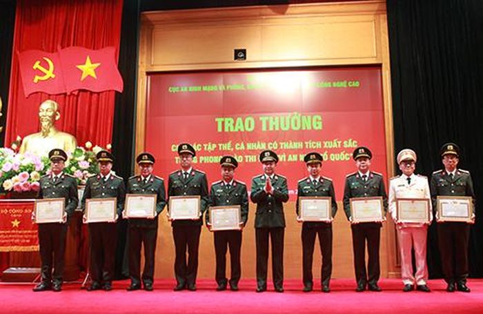 Thừa ủy quyền của lãnh đạo Bộ Công an, Thiếu tướng Nguyễn Minh Chính, Cục trưởng Cục An ninh mạng và PCTP sử dụng công nghệ cao trao Bằng khen của Bộ Công an. 