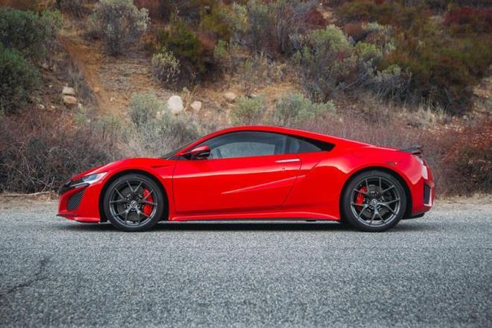  Acura NSX sở hữu kiểu dáng đẹp nhưng tinh tế của một chiếc xe hiệu suất cao, bạn sẽ không cảm thấy phô trương khi lái nó đến công sở.