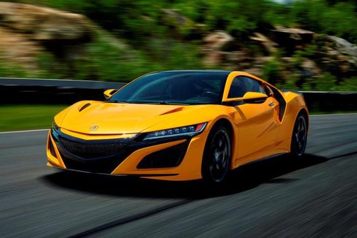 NSX không phải là một chiếc xe có âm thanh động cơ mạnh mẽ, nhưng hiệu suất của nó rất bùng nổ. Chiếc xe có khả năng tăng tốc đến mức ngoạn mục, có độ bám ở góc giữa cũng như vận tốc đáng kinh ngạc. Nó có khả năng "tàn phá" con đường theo cách mà một chiếc xe thể thao bình thường chỉ có thể mơ ước và là những gì bạn mong đợi ở một chiếc siêu xe có cấu trúc cao.
