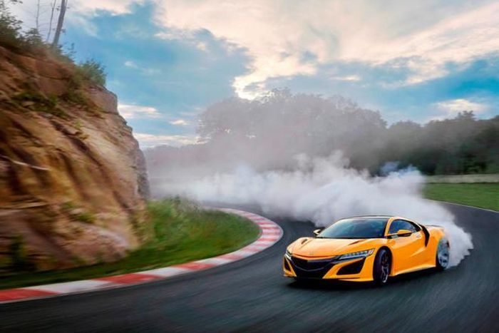 Acura hỗ trợ người lái rất tốt ở các góc cua như một siêu xe thực thụ, nhưng khi lái trên đường phố chiếc xe cũng không khó đối với người lái hơn một chiếc Honda Accord hiện đại. Rất ít siêu xe có thể tự hào về mức độ thoải mái này.