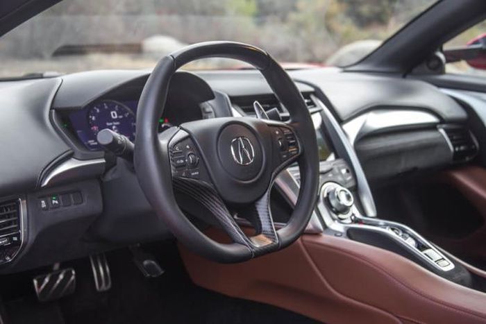 NSX được trang bị ghế thể thao bọc da sang trọng Alcantara với chức năng điều chỉnh điện là trang bị tiêu chuẩn. 