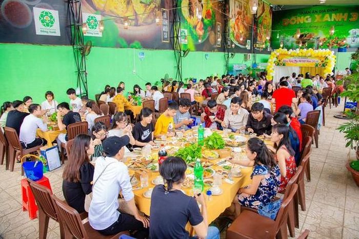 Khách yêu thích món ăn và không gian rộng rãi của Đồng Xanh