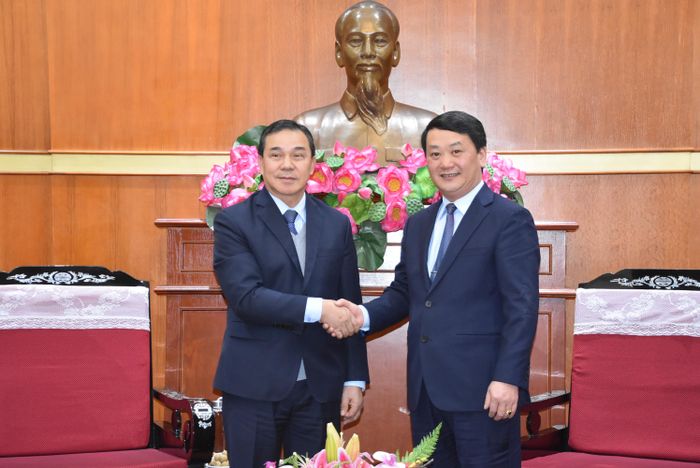 Phó Chủ tịch – Tổng Thư ký Hầu A Lềnh thân mật tiếp Đại sứ Lào tại Việt Nam Sengphet Hounboungnuang.