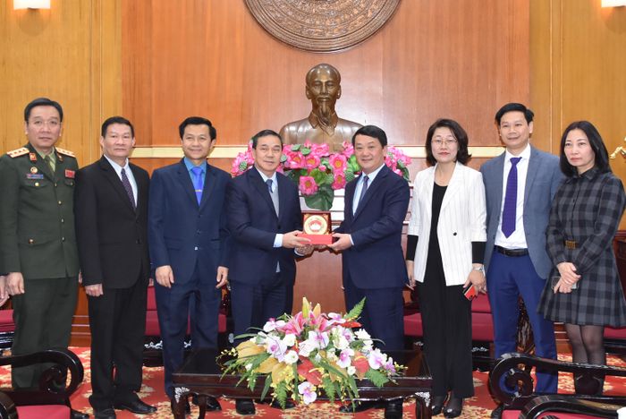 Phó Chủ tịch – Tổng Thư ký Hầu A Lềnh tặng Kỷ niệm chương UBTƯ MTTQ Việt Nam cho Đại sứ quán Lào.