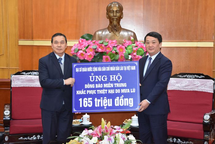 Phó Chủ tịch – Tổng Thư ký Hầu A Lềnh tiếp nhận ủng hộ.