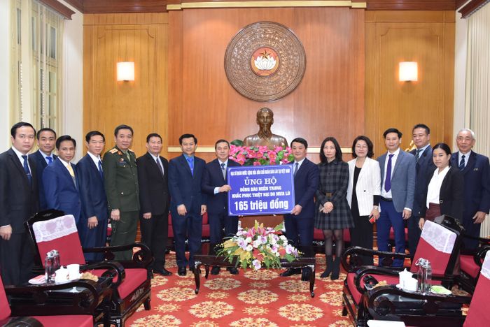 Phó Chủ tịch – Tổng Thư ký Hầu A Lềnh tiếp nhận ủng hộ từ Đại sứ quán Lào tại Việt Nam.