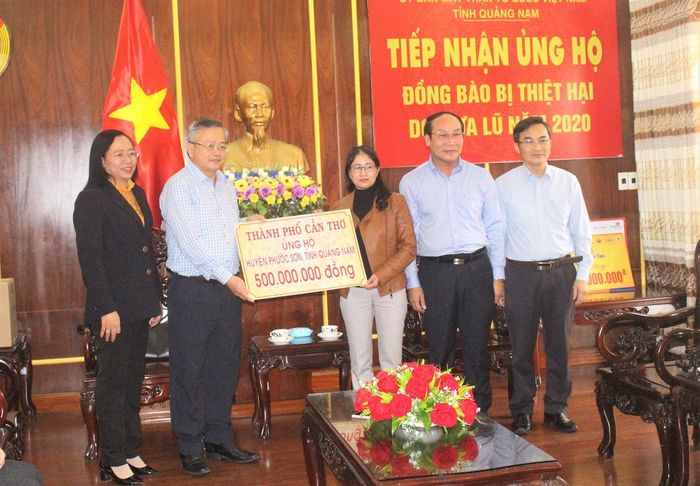 Trao tặng 500 triệu đồng cho huyện Phước Sơn.