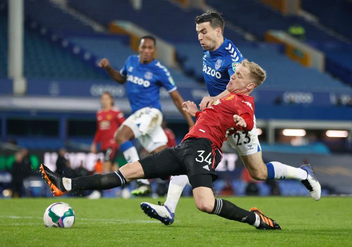  Van de Beek có trận đấu nhạt nhòa trước Everton. Dấu ấn của anh chỉ là tình huống bỏ lỡ cơ hội ở phút thứ 8. Ảnh: Reuters. 