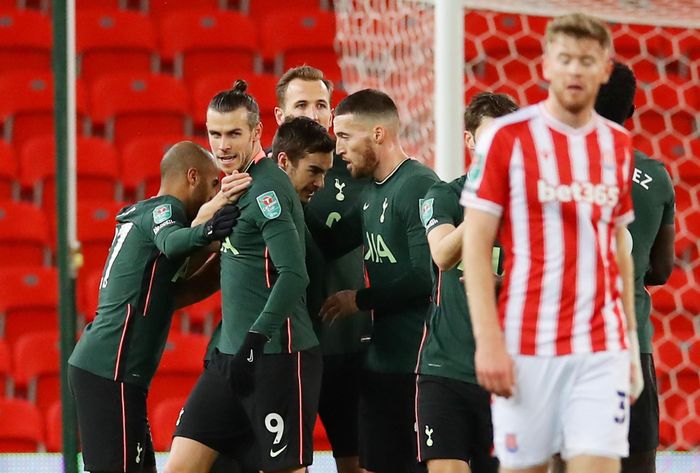  Spurs kiểm soát hoàn toàn thế trận trong hiệp một cùng tỷ lệ cầm bóng lên đến 75%. 