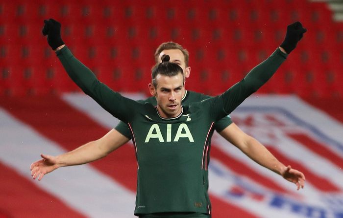  Bàn thắng đến với đại diện Premier League sau một pha phối hợp giữa Harry Winks và Gareth Bale. Từ quả treo bóng của Winks, Bale chọn vị trí, tung cú đánh đầu hiểm hóc hạ gục toàn bộ hàng thủ Stoke. Ở trận gặp Ludogorets tại Europa League, Winks đã ghi bàn từ gần giữa sân, sau một nỗ lực treo bóng của Bale. 