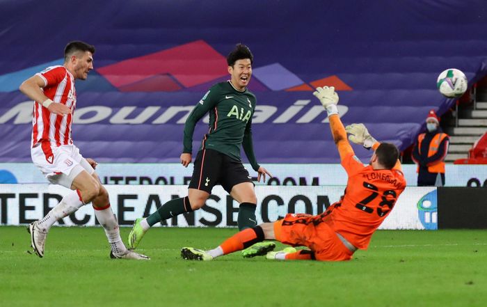  Son Heung-min vào sân thay Bale ở đầu hiệp 2. Anh cũng có một lần làm rung mành lưới chủ nhà. Tuy nhiên, bàn thắng không được công nhận, do tổ trọng tài xác định ngôi sao mang áo số 7 đã việt vị. 