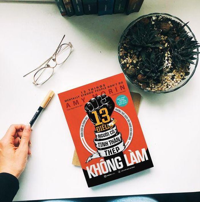 Sách 13 điều người có tinh thần thép không làm. Ảnh: Saigonbooks.