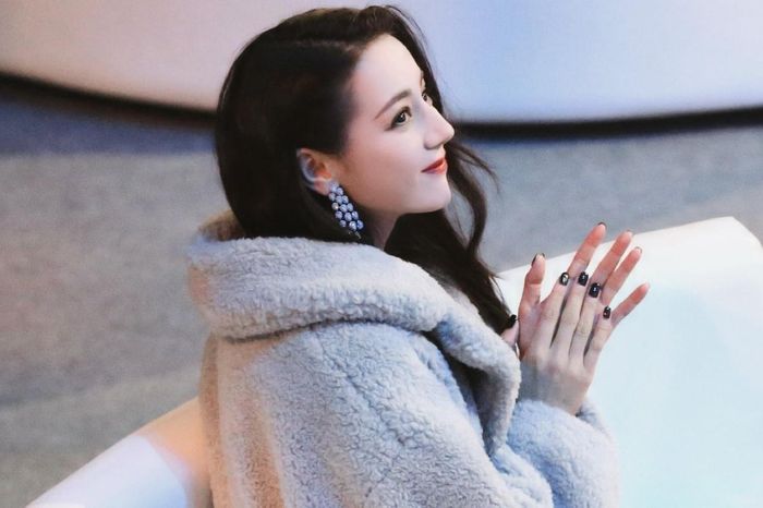  Địch Lệ Nhiệt Ba trong hậu trường. 