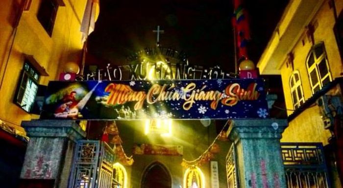 Nhà thờ Hàng Bột lung linh trong không khí Giáng sinh đang đến gần.