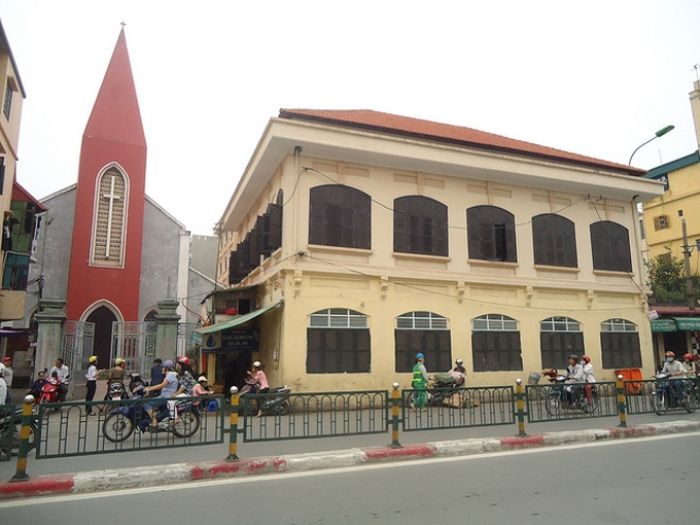 Nhà thờ Hàng Bột tuy không to và đẹp như một số nhà thờ khác nổi tiếng khác nhưng quanh năm luôn hội tụ đông đảo giáo dân hàng tuần đến đây sinh hoạt tín ngưỡng