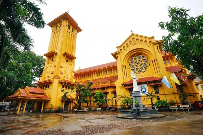 Nhà thờ Cửa Bắc được yêu thích bởi kiến trúc độc đáo, lại nằm trên một trong những con phố đẹp nhất Thủ đô