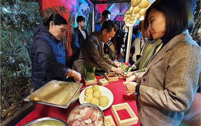  Thực khách trải nghiệm gói bánh chưng Nương Bắc.