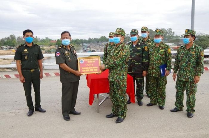 Bộ Chỉ huy BĐBP Đồng Tháp trao kinh phí hỗ trợ Tiểu khu quân sự tỉnh Prâyveng, Campuchia phòng, chống dịch. (Ảnh: Phú Quý)