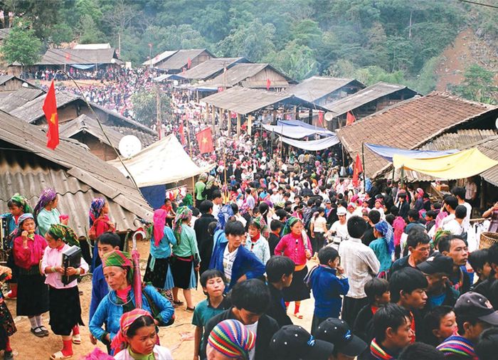 Chợ tình Khau Vai bắt nguồn từ câu chuyện tình yêu éo le của chàng Ba (người Nùng), cô Út (người Giáy). Hai người yêu nhau nhưng không đến được với nhau do khác biệt về dân tộc, tập quán. Hiện nay, chợ tình Khau Vai chỉ họp mỗi năm một lần vào ngày 27 tháng 3 âm lịch. Theo truyền thuyết, đó là ngày mà chàng Ba và cô Út hẹn gặp nhau hàng năm để hát cho nhau nghe. Về sau, cả 2 người đều ra đi trong ngày này.