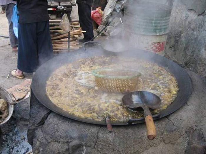 Hà Giang có rất nhiều món ăn đặc sản như cháo ấu tẩu, thắng dền, lạp xưởng, thắng cố. Trong đó, thắng cố là món nổi tiếng, được chế biến từ nội tạng trâu, bò, ngựa.