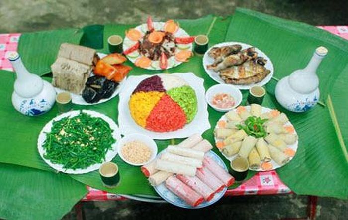Xôi ngũ sắc là đặc sản của người Tày, có 5 màu nổi bật là trắng, vàng, tím, đỏ, xanh. Xôi ngũ sắc là một trong những đặc sản của đồng bào Tây Bắc, trong đó có Hà Giang.