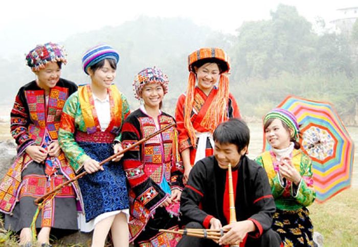 Người dân tộc hát: "Chợ tình để tặng để cho, chợ tình không bán, không bán, không mua, là mua bằng tiền. Yêu nhau mà chẳng nợ duyên, nhớ thương đến chợ, tìm người chờ mong. Chợ tình lắm kẻ về không, chưa tìm được bạn, chưa trông thấy người. Có kẻ thì gặp kết đôi, có người đi quá nửa đời còn đi. Sương đêm ướt đẫm hàng mi, chợ đêm cây lá, rậm rì lả lơi. Chợ tình lắm chuyện buồn vui, có bao nước mắt, nụ cười vui phiền”. Giai đoạn đầu, chợ tình Khau Vai không phải để buôn bán. Về sau, nhiều mặt hàng được mang ra bán ở phiên chợ đặc biệt này.