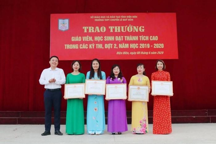 Cô Lê Thúy Hòa (ngoài cùng bên phải) nhận thưởng giáo viên đạt thành tích cao trong các kỳ thi năm học 2019 – 2020.