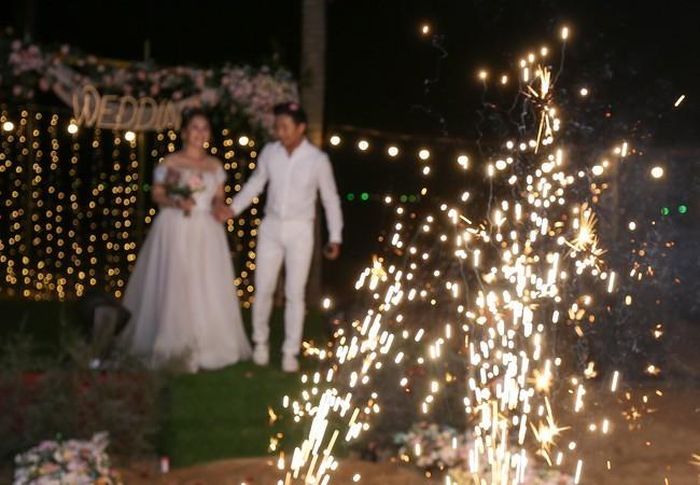 Ngọc Tiền xúc động khi được Quý Bình hát tặng một bài hát ý nghĩa trong tiệc báo hỷ.