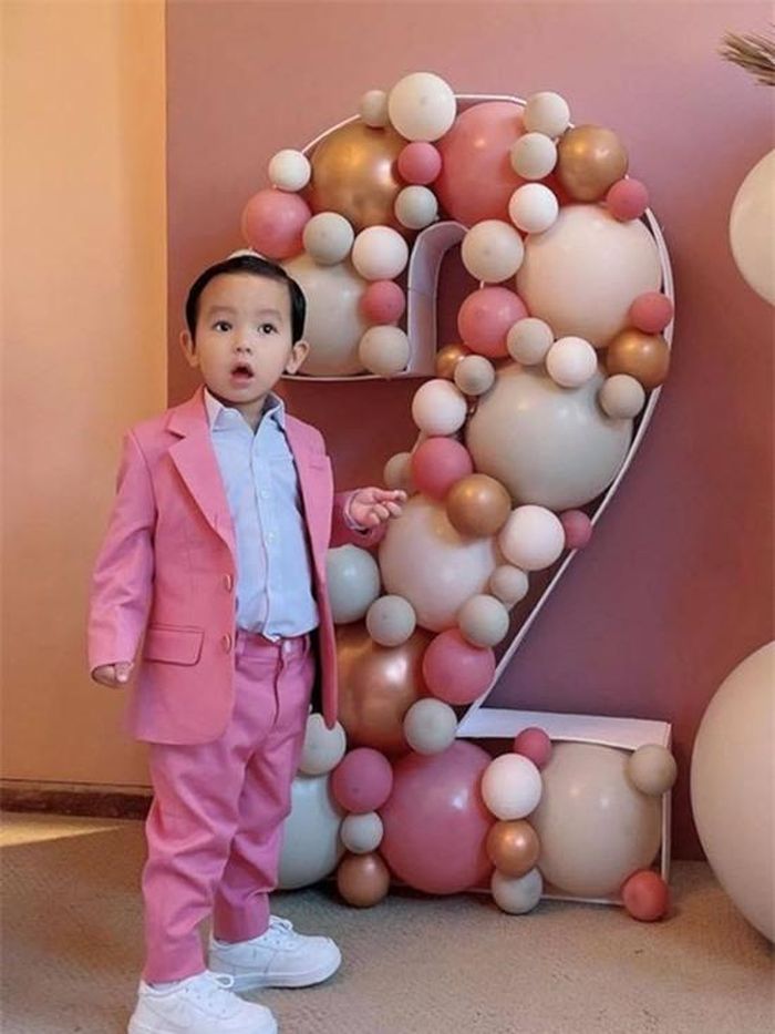 Hiện Maximus đi học mẫu giáo được vài tháng. Phạm Hương chia sẻ, ở trường con trai được thoải mái chạy nhảy, làm quen với sách, tập vẽ...