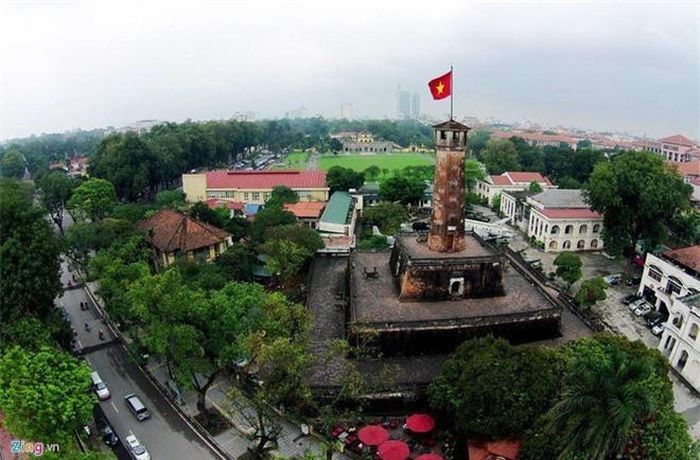 Cột cờ Hà Nội gồm 3 tầng, tầng một cao 3,2 m, tầng hai 3,7 m, tầng ba 5,1 m. Từ tầng một đến ba đều có cầu thang dẫn lên.
