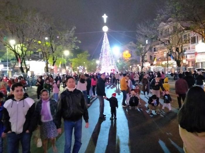 Người dân đến nhà thờ không chỉ để cầu nguyện mà còn để vui chơi và lưu lại những khoảnh khắc đáng nhớ trong mùa giáng sinh.