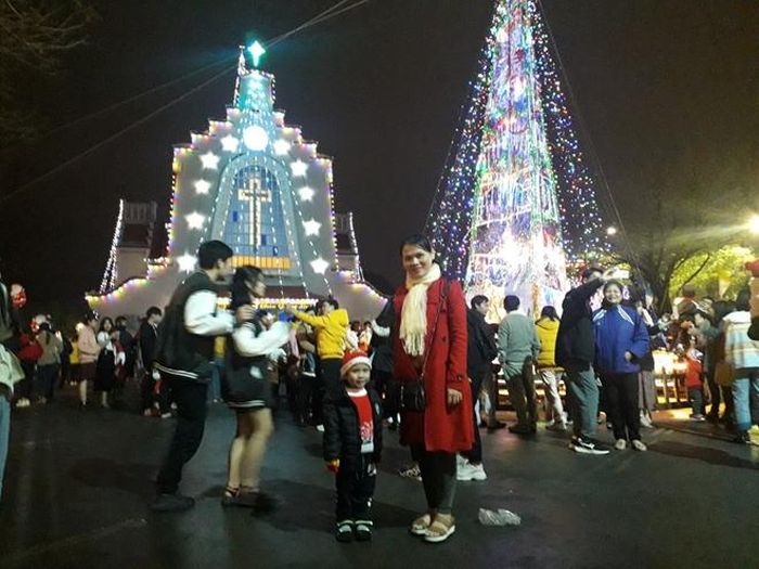 Người dân, du khách chụp ảnh lưu niệm trong khuôn viên nhà thờ được trang hoàng lộng lẫy.