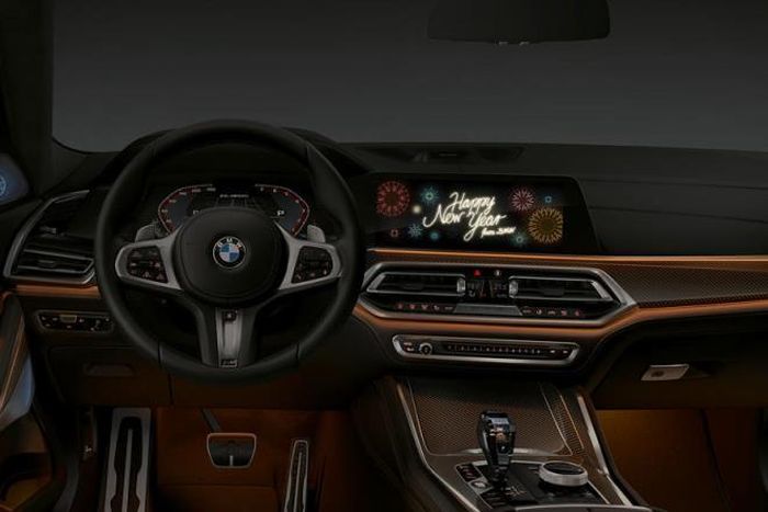 Dòng chữ chúc mừng năm mới trên xe BMW.