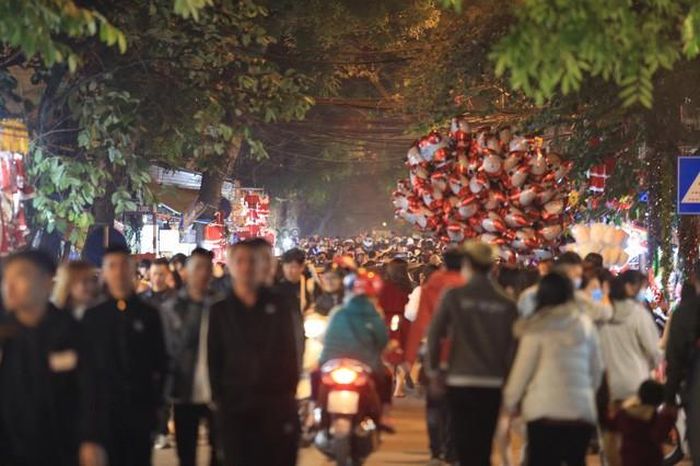 Các tuyến phố trung tâm như Tạ Hiện, Hàng Mã, Hàng Khay, Đinh Tiên Hoàng cũng đón một lượng khách đông đúc.