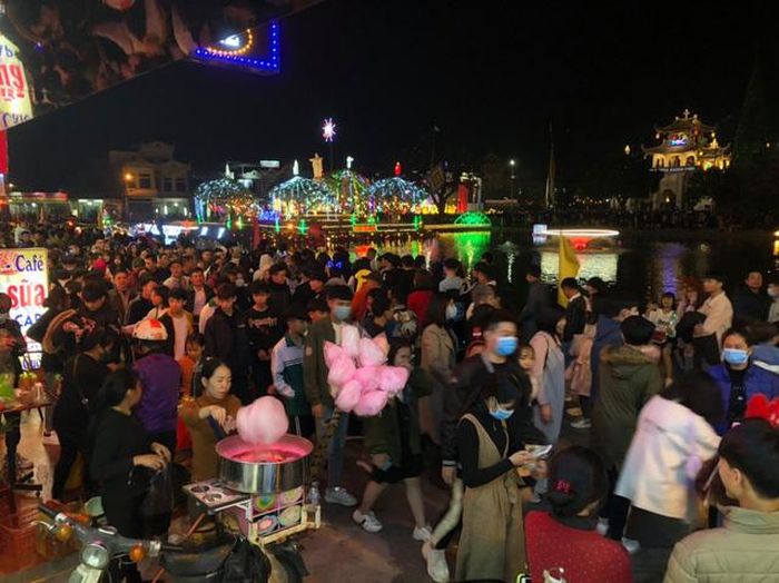 Ngoài người dân kéo đến đi lễ bên trong Nhà thờ, nhiều người cũng có mặt để vui chơi.